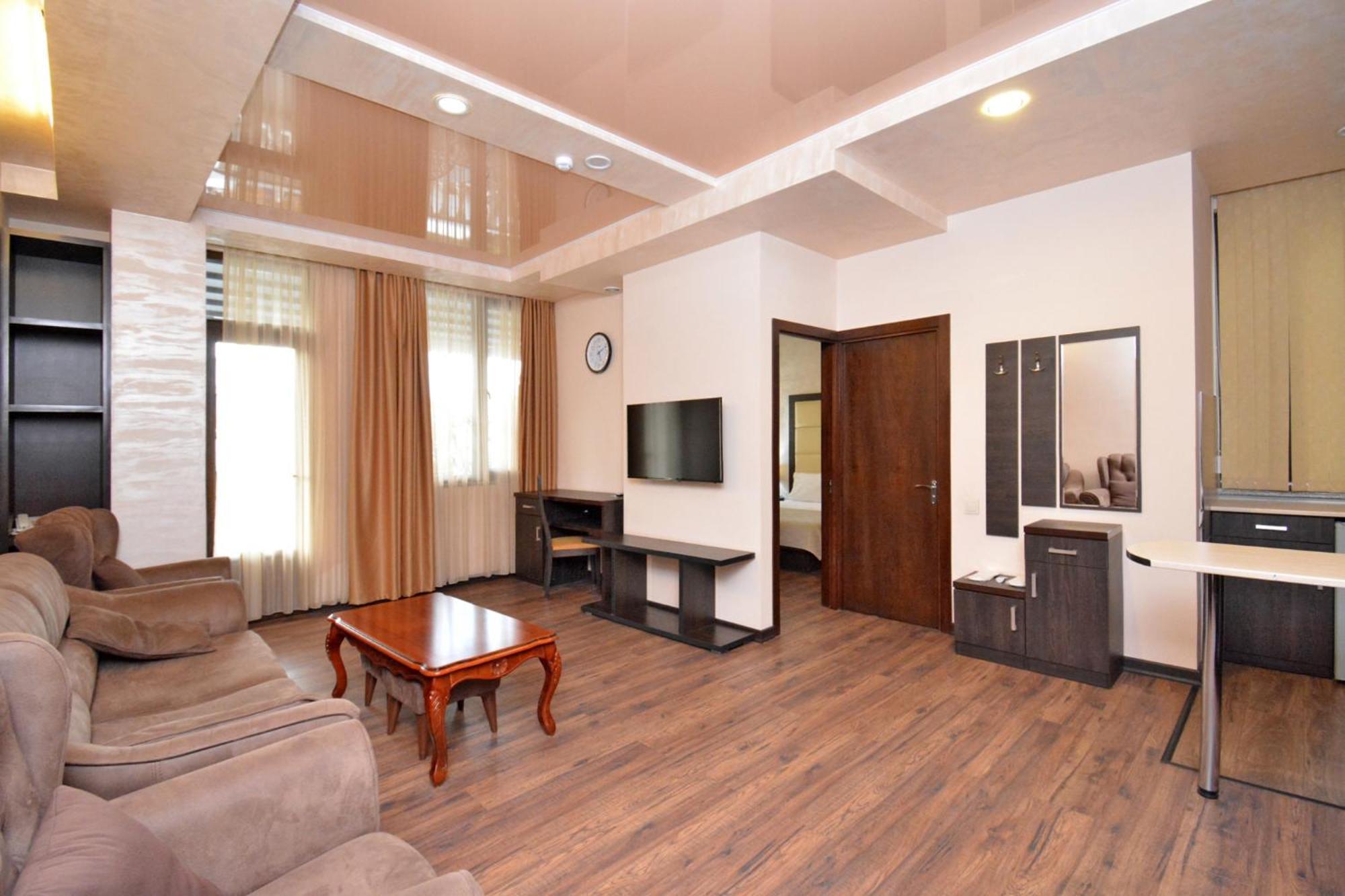 Hotel Partiez Erivan Dış mekan fotoğraf