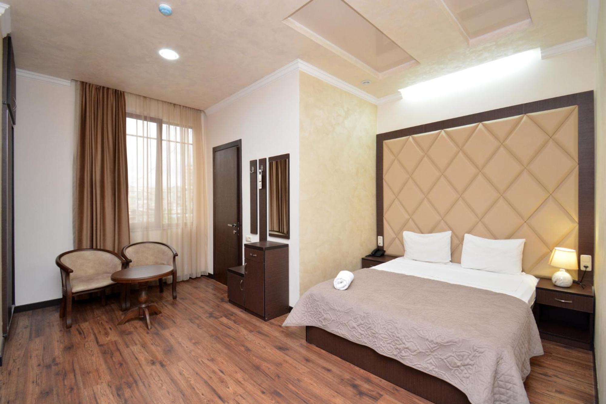 Hotel Partiez Erivan Dış mekan fotoğraf
