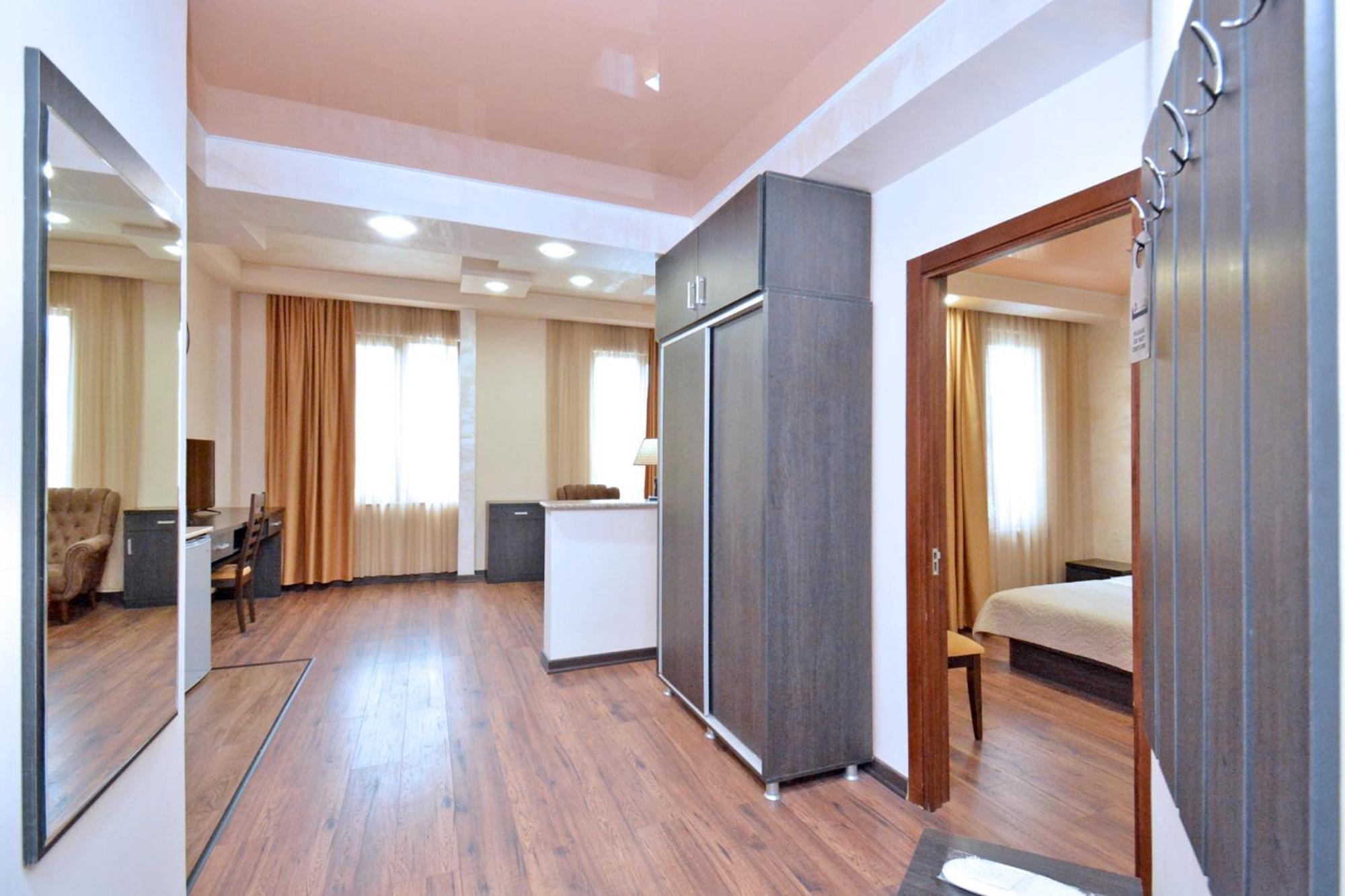 Hotel Partiez Erivan Dış mekan fotoğraf