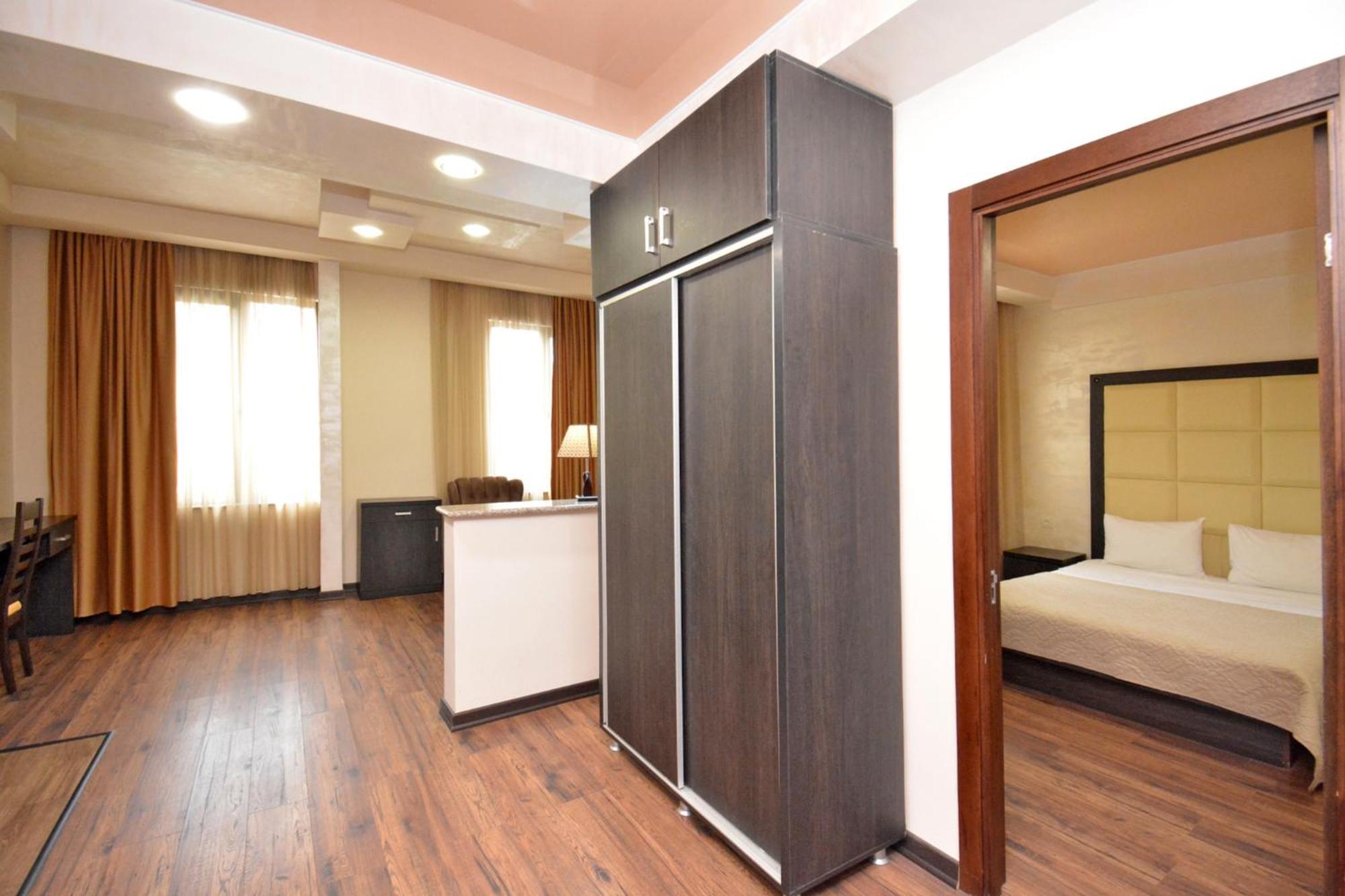 Hotel Partiez Erivan Dış mekan fotoğraf