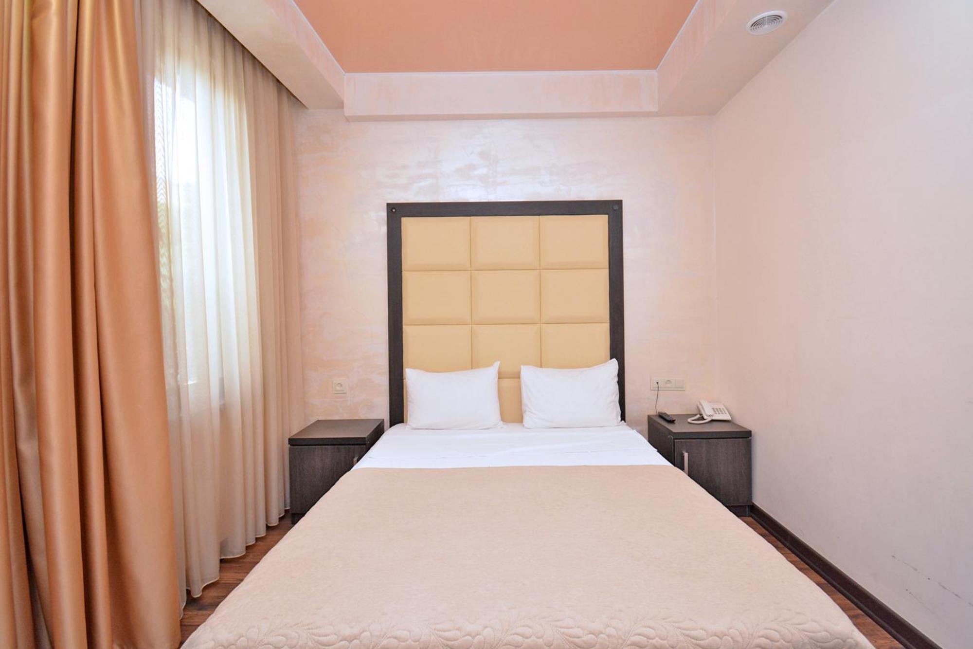 Hotel Partiez Erivan Dış mekan fotoğraf