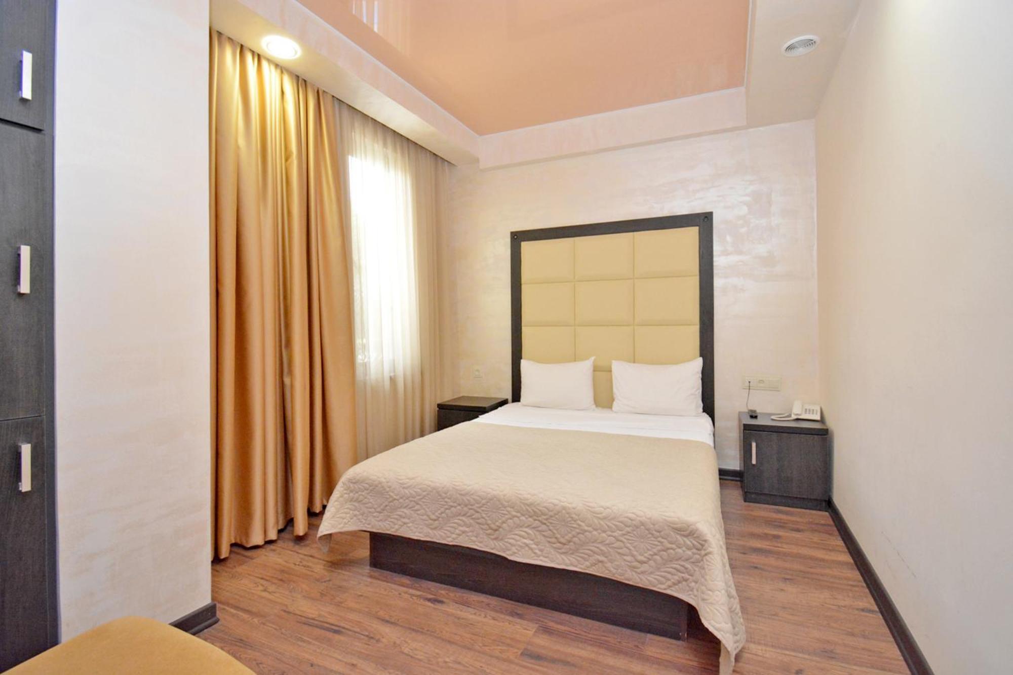 Hotel Partiez Erivan Dış mekan fotoğraf